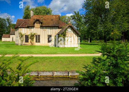 Le château de Chantilly (au nord de Paris) : folie « Hameau de Chantilly » dans le jardin Banque D'Images