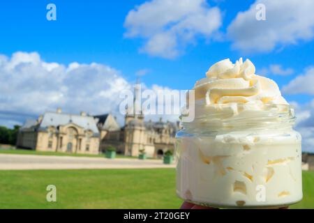 Pot de crème Chantilly, crème fouettée, devant le château de Chantilly (nord de Paris) Banque D'Images