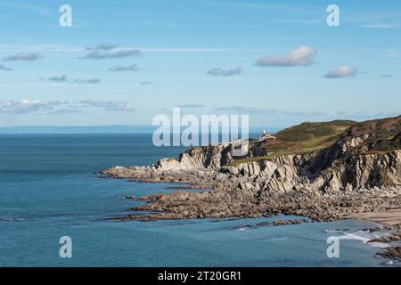 Le phare (reconstruit en 1974) sur Bull point, Devon, Royaume-Uni, vu par beau jour depuis le South West Coast Path. Il est près du petit village de Mortehoe Banque D'Images