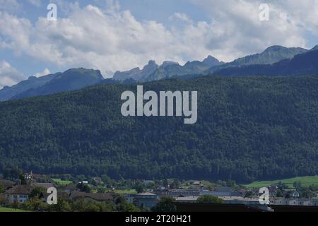 Environs de la ville de Schwyz en Suisse. Il y a des montagnes ainsi que des collines et des pentes couvertes de bois de conifères. Banque D'Images