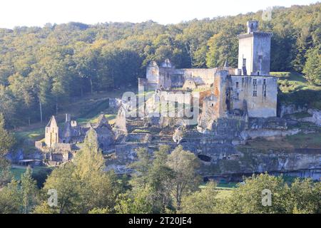 Ruines du Château de Commarque, un ancien château fort, dont l'origine remonte au 12e siècle, qui se trouve dans la commune française de les Banque D'Images