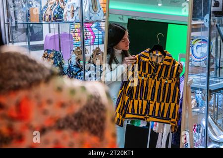 Londres, Royaume-Uni. 16 octobre 2023. Stephen Sprouse, A Bullet Print Jacket and Leggings, 1988, £1 500 - £2 000 avec d'autres vêtements - Aperçu de la vente Pop X Culture de Bonhams. La vente se déroule en ligne sur bonhams.com jusqu'au mercredi 18 octobre. Crédit : Guy Bell/Alamy Live News Banque D'Images