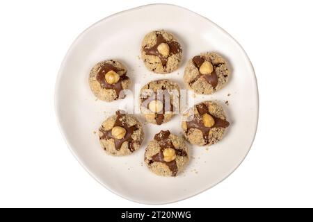 Biscuits aux noisettes. Biscuits au chocolat et aux noisettes isolés sur fond blanc. produits de pâtisserie. Vue de dessus Banque D'Images