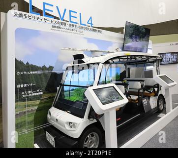 Chiba, Japon. 16 octobre 2023. Mitsubishi Electric présente un véhicule autonome (niveau 4) utilisant un véhicule électrique développé par Yamaha Motor lors d'un avant-première du salon électronique CEATEC à Chiba, dans la banlieue de Tokyo, le lundi 16 octobre 2023. Mitsubishi Electric a lancé cette année un trayon de champ de niveau 4 dans la région d'Eiheiji dans la préfecture de Fukui. (Photo de Yoshio Tsunoda/AFLO) crédit : AFLO Co. Ltd./Alamy Live News Banque D'Images