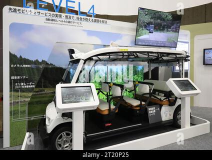Chiba, Japon. 16 octobre 2023. Mitsubishi Electric présente un véhicule autonome (niveau 4) utilisant un véhicule électrique développé par Yamaha Motor lors d'un avant-première du salon électronique CEATEC à Chiba, dans la banlieue de Tokyo, le lundi 16 octobre 2023. Mitsubishi Electric a lancé cette année un trayon de champ de niveau 4 dans la région d'Eiheiji dans la préfecture de Fukui. (Photo de Yoshio Tsunoda/AFLO) crédit : AFLO Co. Ltd./Alamy Live News Banque D'Images