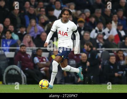 Djed Spence de Tottenham Hotspur. - Tottenham Hotspur v Aston Villa, Premier League, Tottenham Hotspur Stadium, Londres, Royaume-Uni - 1 janvier 2023 usage éditorial uniquement - des restrictions DataCo s'appliquent Banque D'Images