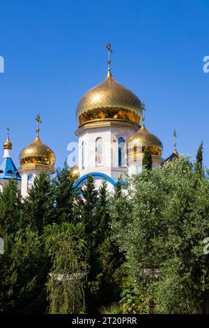 Les dômes d'or de l'église orthodoxe russe d'Apostolou Andrea, Saint André, Apôtre André, Sainte Métropole de Tamason et Oreinis, Nicosie, Cypr Banque D'Images