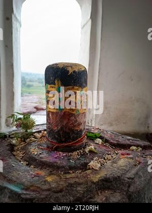 Seigneur mahadev shivling dans le vieux temple Banque D'Images