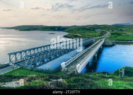 Pont sur l'Atlantique à Great BERNERA avec des pierres debout, île de Lewis, Écosse. Banque D'Images