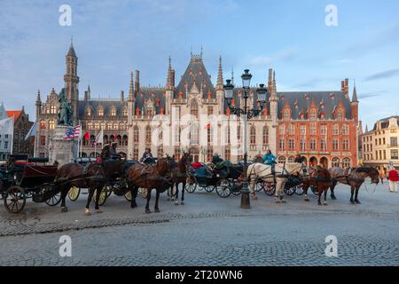 Bruges, Belgique, août 20 2014, visite touristique des calèches à cheval attendent sur la place de la ville, Bruges Markt Banque D'Images