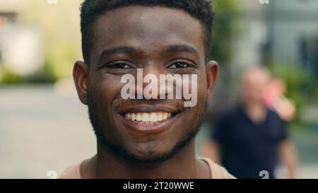 Close up portrait souriant heureux en ville à l'extérieur sourire rire toothy rire dentaire joyeux homme afro-américain homme ethnique étudiant gars Banque D'Images