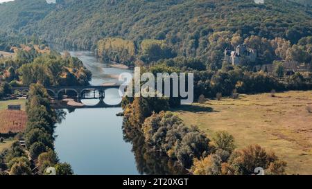 Fayrac, Nouvelle-Aquitaine, France - 11 octobre 2023 : Château de Fayrac se trouve sur les rives de la rivière Dordogne près du Pont de Fayrac dans le N Banque D'Images