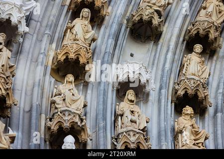 Cologne, Allemagne. 16 octobre 2023. Les archivoltes et le tympan de la St. Le portail de Michel à la cathédrale de Cologne peut être vu à nouveau sans échafaudage après des travaux de restauration qui ont duré environ 10 ans. Une tête de sculpture de la cathédrale de Cologne qui a été abattue à la fin de la Seconde Guerre mondiale est revenue après plus de 70 ans. Crédit : Rolf Vennenbernd/dpa/Alamy Live News Banque D'Images