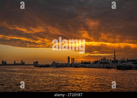 29 décembre 2022, Dubaï, Émirats arabes Unis. Incroyable paysage de Dubaï et gratte-ciel Burj Khalifa avec de beaux nuages en arrière-plan. Banque D'Images