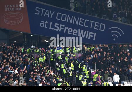 Les fans d'Anderlecht ont des problèmes avec la police - West Ham United v RSC Anderlecht, UEFA Europa Conference League, Group B, The London Stadium, Londres, Royaume-Uni - 13 octobre 2022 usage éditorial uniquement - des restrictions de DataCo s'appliquent Banque D'Images