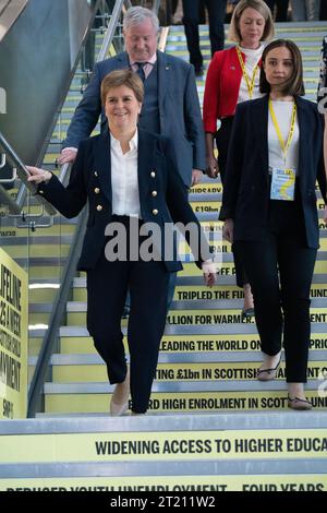 Aberdeen, Écosse, Royaume-Uni. 16 octobre 2023. Le deuxième jour de la conférence annuelle du SNP et l'ancienne première ministre Nicola Sturgeon fait une apparition. Une frénésie médiatique a suivi avant qu’elle ne fasse son chemin dans le lieu de la conférence pour écouter les débats de l’après-midi. Iain Masterton/Alamy Live News Banque D'Images