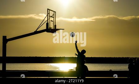 Le Havre (nord de la France) : joueurs de basket vus au coucher du soleil en fin d'après-midi Banque D'Images