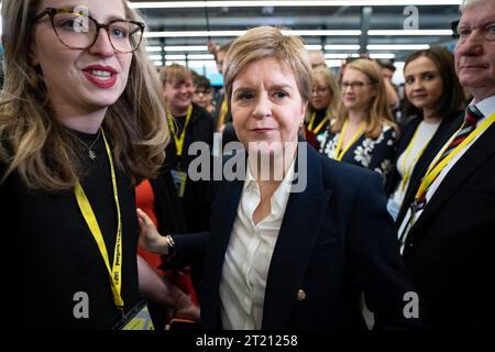 Aberdeen, Écosse, Royaume-Uni. 16 octobre 2023. Le deuxième jour de la conférence annuelle du SNP et l'ancienne première ministre Nicola Sturgeon fait une apparition. Une frénésie médiatique a suivi avant qu’elle ne fasse son chemin dans le lieu de la conférence pour écouter les débats de l’après-midi. Iain Masterton/Alamy Live News Banque D'Images