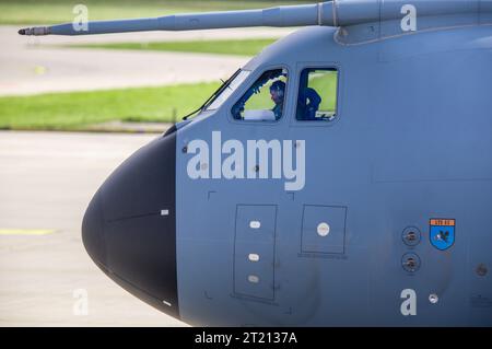 Laage, Allemagne. 16 octobre 2023. L'équipage de l'avion de transport Airbus A400M se prépare pour un vol lors de l'exercice 'Baltic Hunter 2023' sur l'aérodrome de l'escadron 73 de la Force aérienne tactique 'Steinhoff'. Au total, 50 avions seront en action au cours des deux prochaines semaines. Selon la Bundeswehr, les scénarios d'exercices complexes comprennent l'attaque aérienne, la défense aérienne, le transport aérien tactique et le ravitaillement en vol. Crédit : Jens Büttner/dpa/Alamy Live News Banque D'Images