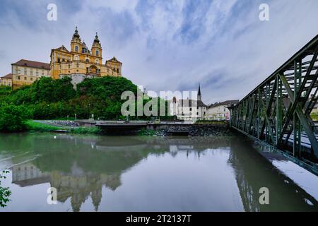 Une vue panoramique du monastère reflétant sur un lac à Melk, en Autriche par une journée nuageuse Banque D'Images