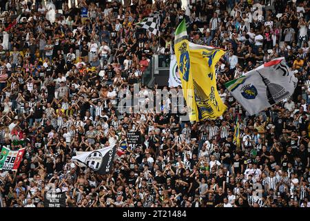 Supporters de la Juventus lors du match de Serie A entre la Juventus FC et le Torino FC au stade Allianz, le 07 octobre 2023 à Turin, en Italie Banque D'Images