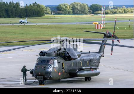 Laage, Allemagne. 16 octobre 2023. Un hélicoptère militaire se tient à l'aérodrome de la Tactical Air Wing 73 'Steinhoff' pendant l'exercice 'Baltic Hunter 2023'. Au total, 50 avions seront en action au cours des deux prochaines semaines. Selon la Bundeswehr, les scénarios d'exercices complexes comprennent l'attaque aérienne, la défense aérienne, le transport aérien tactique et le ravitaillement en vol. Crédit : Jens Büttner/dpa/Alamy Live News Banque D'Images