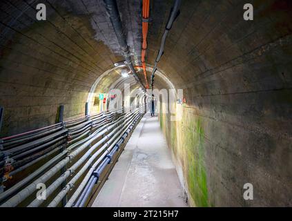 Tunnel de maintenance avec câbles électriques dans le bâtiment Drossensperre du lac de stockage Mooserboden du groupe de centrales électriques Kaprun Banque D'Images