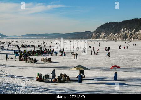 Hobbies d'hiver sur le lac gelé de Joux dans la montagne du jura suisse Banque D'Images