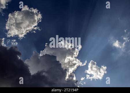 Goiânia, Goias, Brésil – 13 octobre 2023 : ciel sombre avec des rayons de soleil derrière des nuages sombres. Temps pluvieux. Banque D'Images