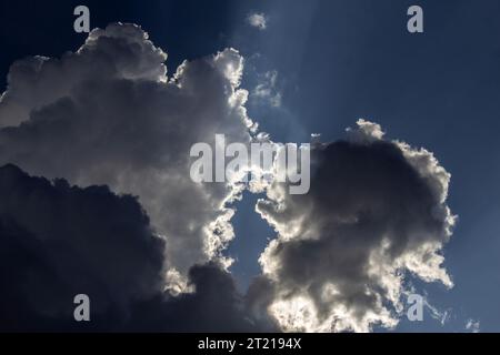 Goiânia, Goias, Brésil – 13 octobre 2023 : ciel sombre avec des rayons de soleil derrière des nuages sombres. Temps pluvieux. Banque D'Images