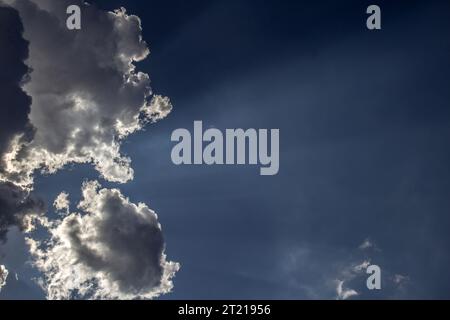 Goiânia, Goias, Brésil – 13 octobre 2023 : ciel sombre avec des rayons de soleil derrière des nuages sombres. Temps pluvieux. Banque D'Images