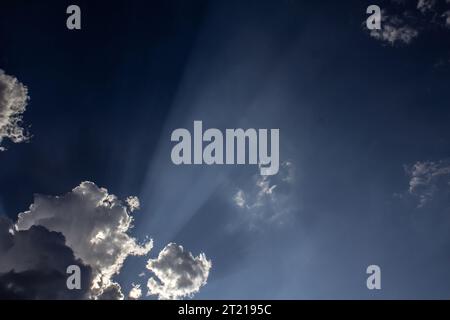 Goiânia, Goias, Brésil – 13 octobre 2023 : ciel sombre avec des rayons de soleil derrière des nuages sombres. Temps pluvieux. Banque D'Images
