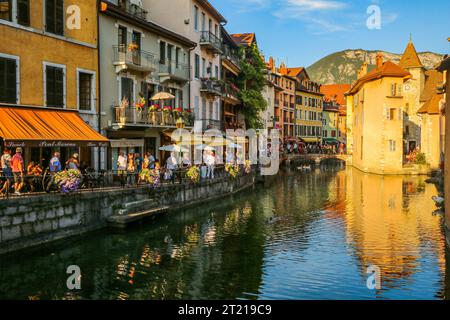 Touristes à Annecy, France, le long de la rivière le Thiou Banque D'Images