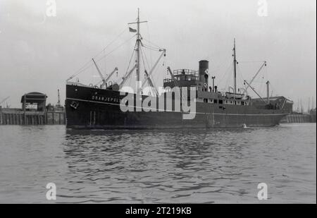 Années 1960, historique, le porte-conteneurs hollandais Oranjepolder amarré dans un quai, probablement Londres, alors qu'il voyageait entre Rotterdam, les pays-Bas et le Royaume-Uni. Le navire a été construit à J. Pattje. Waterhuizen, Hollande. Banque D'Images