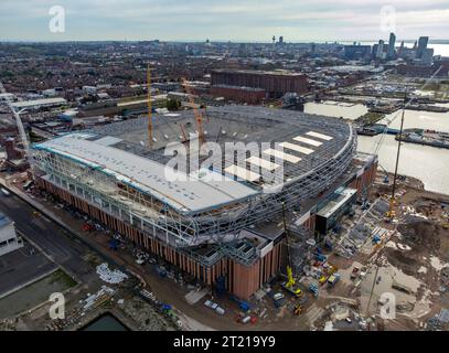 Une vue aérienne alors que les travaux de construction se poursuivent sur le site du nouveau stade du club de football d'Everton, Bramley-Moore Dock, Liverpool. Date de la photo : lundi 16 octobre 2023. Banque D'Images