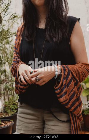 femme élégante avec des bijoux de mode Banque D'Images