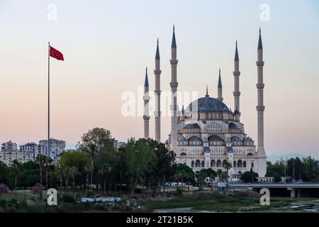 Adana Turquie - juillet 12 2023 : la mosquée centrale de Sabancı, mise en service en 1998, est la deuxième plus grande mosquée de Turquie Banque D'Images