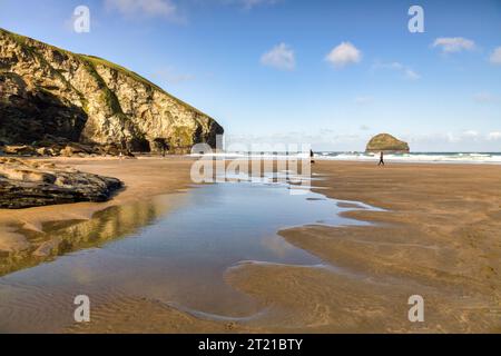 15 mai 2023 : Trebarwith Strand, Cornouailles, Royaume-Uni - promeneurs de chiens sur la plage à marée basse. Banque D'Images