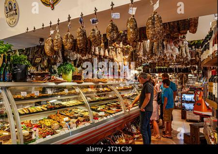 Clients à l'intérieur épicerie fine à Calvi, Corse Banque D'Images