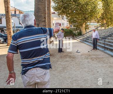 Hommes plus âgés jouant à la pétanque sur une place de la ville Banque D'Images