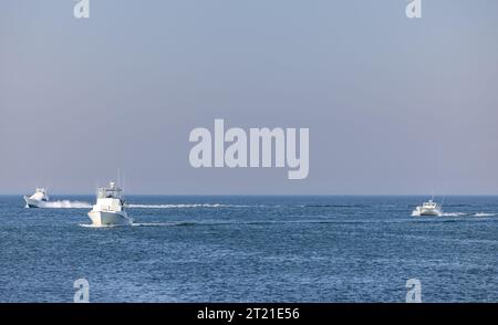 trois bateaux à moteur en route au large de montauk Banque D'Images