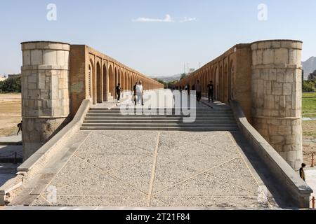 Ispahan, Iran - juillet 31 2023 : Pont si-o-se-Pol. Le célèbre pont de pierre de deux étages avec 33 arches sur la rivière Zayandeh à Ispahan Banque D'Images