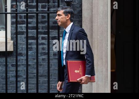 Londres, Royaume-Uni. 16 octobre 2023. Rishi Sunak, Premier ministre, quitte le numéro 10 Downing Street pour la Chambre des communes où il devrait prononcer un discours sur la guerre à Gaza. Crédit : Stephen Chung / Alamy Live News Banque D'Images