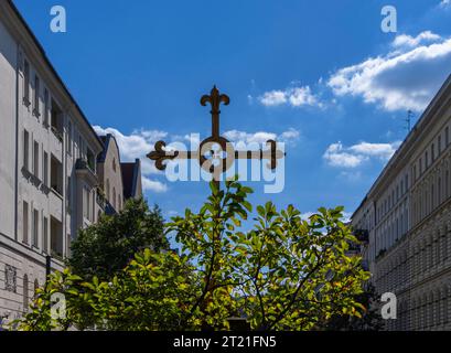 Croix de l'église à l'entrée de St. Église de Jean à Alt-Moabit, Berlin, Allemagne Banque D'Images