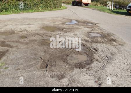 Rue hollandaise, sortie avec flaques d'eau et pistes de roue sur le côté de la circulation qui coupe le virage. Octobre, automne, pays-Bas Banque D'Images