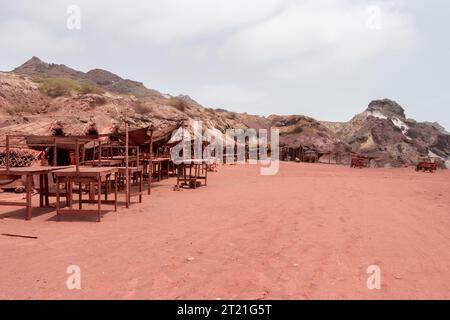 Île d'Hormuz, Iran - août 06 2023 : plage rouge sur l'île d'Hormuz Banque D'Images