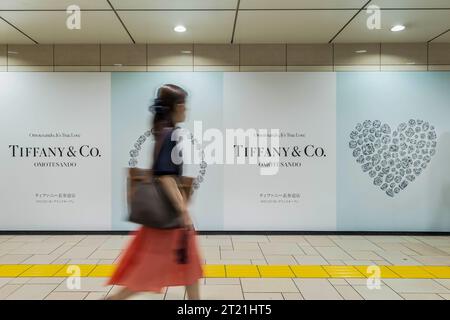 Tokyo, Japon. 22 septembre 2023. Publicité du fabricant de bijoux Tiffany & Co. À l'intérieur de la station de métro Omotesando à Tokyo. (Image de crédit : © Stanislav Kogiku/SOPA Images via ZUMA Press Wire) USAGE ÉDITORIAL SEULEMENT! Non destiné à UN USAGE commercial ! Banque D'Images