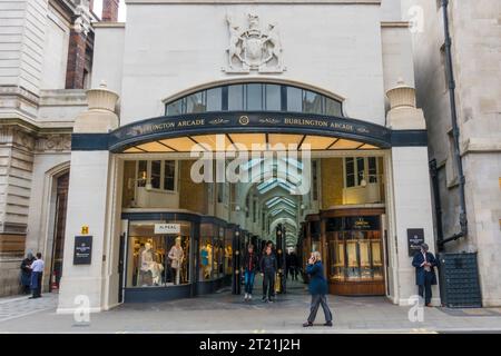 Entrée à la Burlington Arcade, une galerie marchande couverte de Londres, qui passe derrière Bond Street Banque D'Images