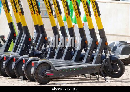 Des scooters électriques ont été alignés pour une utilisation dans une borne de recharge urbaine dans le centre de Lisbonne, un mode de transport populaire auprès des jeunes adultes et des touristes. Banque D'Images