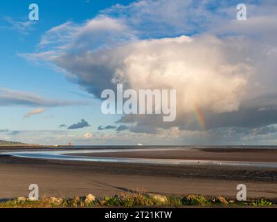 Arc-en-ciel et nuages de douche dégageant Poolbeg Beach et Sandymount Strand Banque D'Images